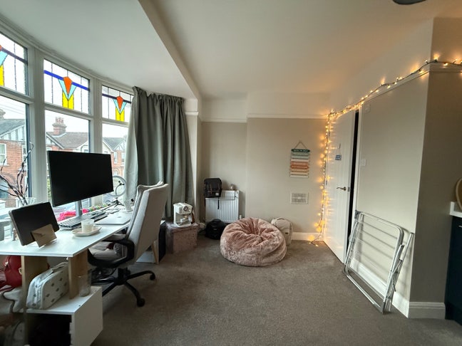 Fully Furnished En-Suite Room to Rent Main Photo