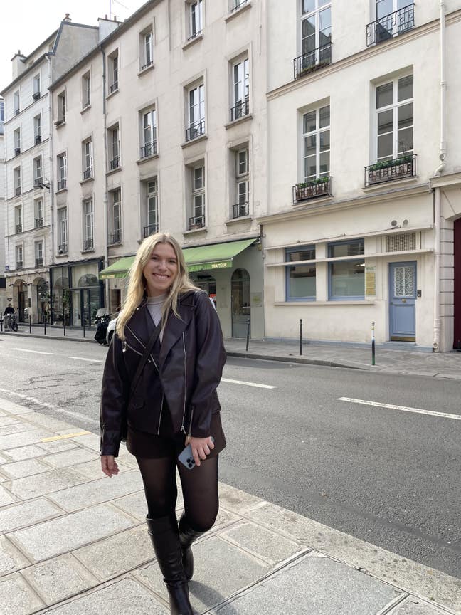 Professional Female seeks a double room Main Photo