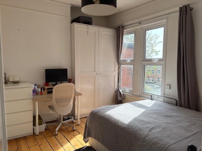 Lovely room in friendly West Hampstead house Main Photo