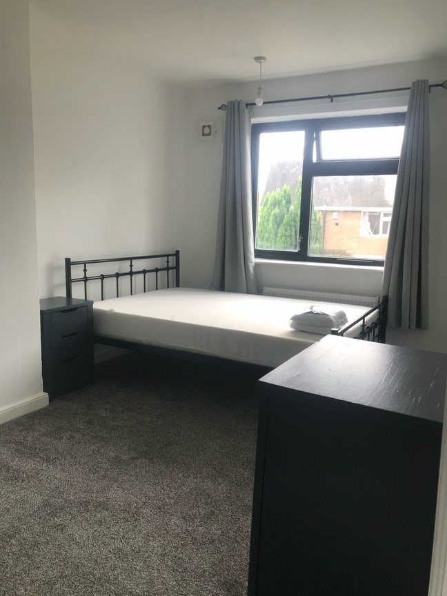 Large double room available in clean house share  Main Photo