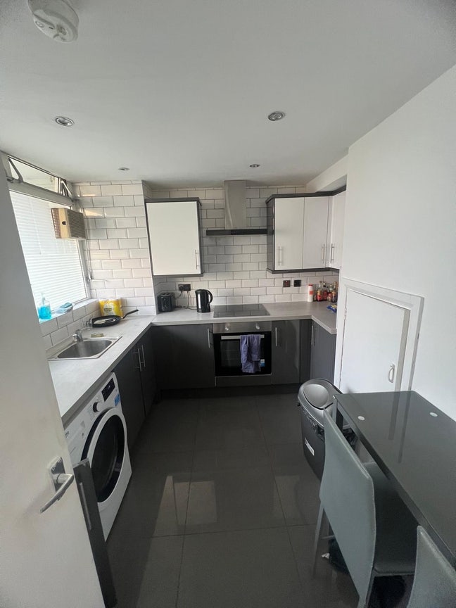 4 Bed in Whitechapel Via Bethnal Green to Rent  Main Photo