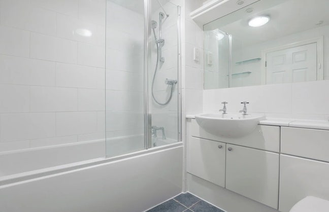 Ensuite room zone 2  Main Photo