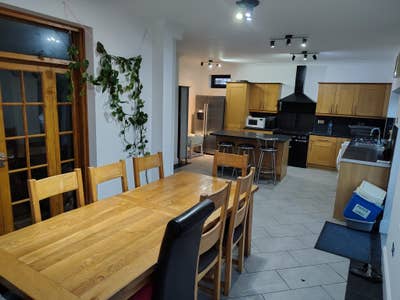 Spacious double room with own toilet in big house Main Photo