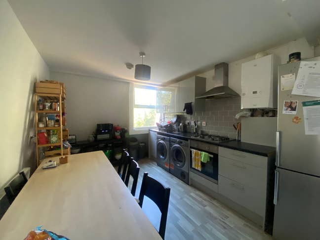 Bright Room in Large Flat Steps from Finsbury Park Main Photo