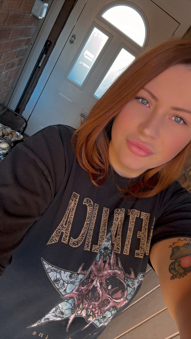 I am a professional female aged 28. I am look... Main Photo