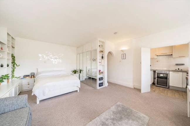 Spacious, bright studio flat in peaceful block Main Photo