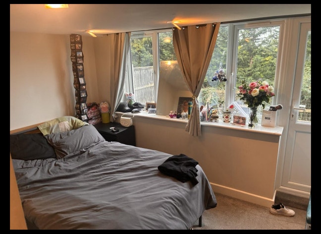 Studio apartment with en-suite shower room Main Photo