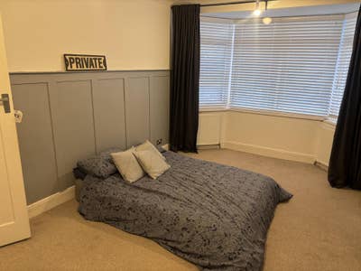 1 x Double Bedrooms in large quiet house.   Main Photo