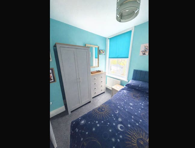 Double room to rent in vibrant home. Main Photo