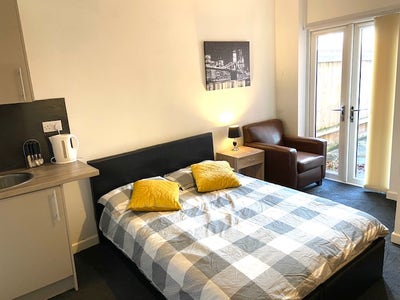 Large Double Room with En suite & Kitchenette. HU9 Main Photo