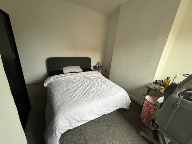 Double or Single Bedroom in Fun Creative Flat  Main Photo