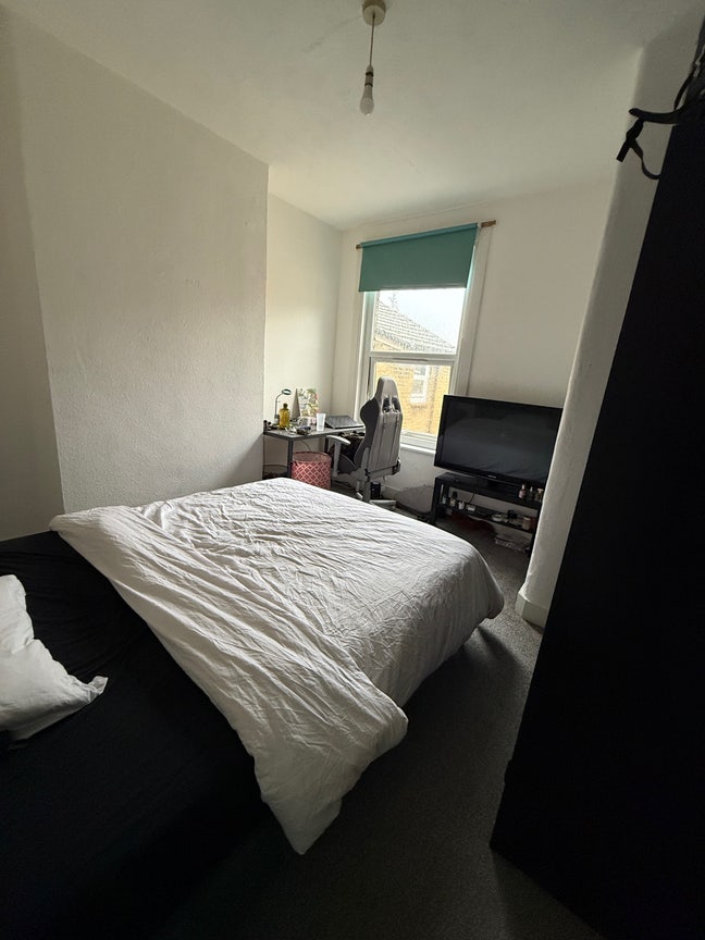 Single or Double Room in Fun Creative Flat  Main Photo
