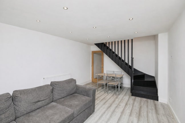 2 Bedroom House to rent Main Photo