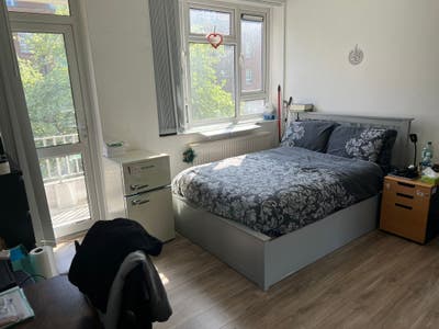 V Large room with balcony ( 5 m × 4 m ) Main Photo