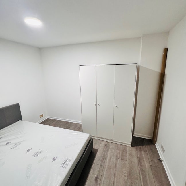 Double & Single Rooms Available near Gatwick  Main Photo