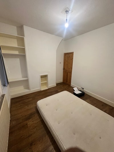 Double room available in a calm big house  Main Photo