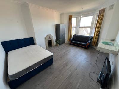 Double room available to rent Main Photo