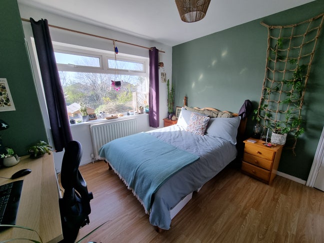 Garden facing double bedroom in social house Main Photo