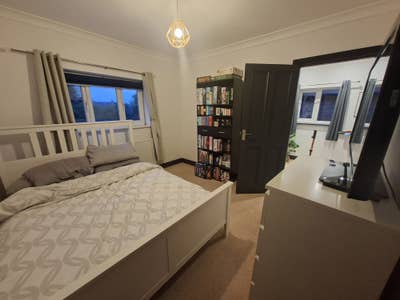 Bright double room in quiet house (near Heathrow) Main Photo