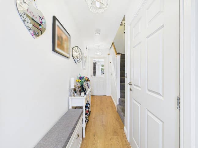 Clean & Spacious Room Available in Shared House  Main Photo