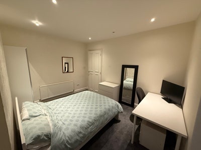 Double Room Benckeham Available NOW Main Photo