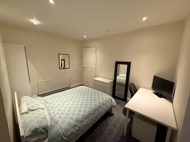 Double Room Benckeham Available NOW Main Photo