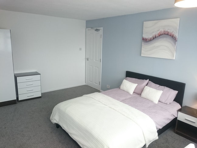 Modern Large Double Bedroom Available Main Photo