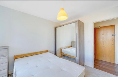 Double Room in stunning thames view flat Main Photo