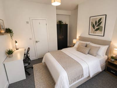 Luxury En-Suite Rooms in Stylish 5-Bed House | HD1 Main Photo