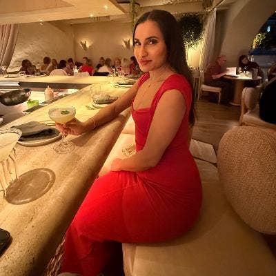 I am a professional female aged 29. I am look... Main Photo
