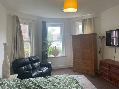 ;Large Studio Seperate Kitchen - Parking Near Asda Main Photo