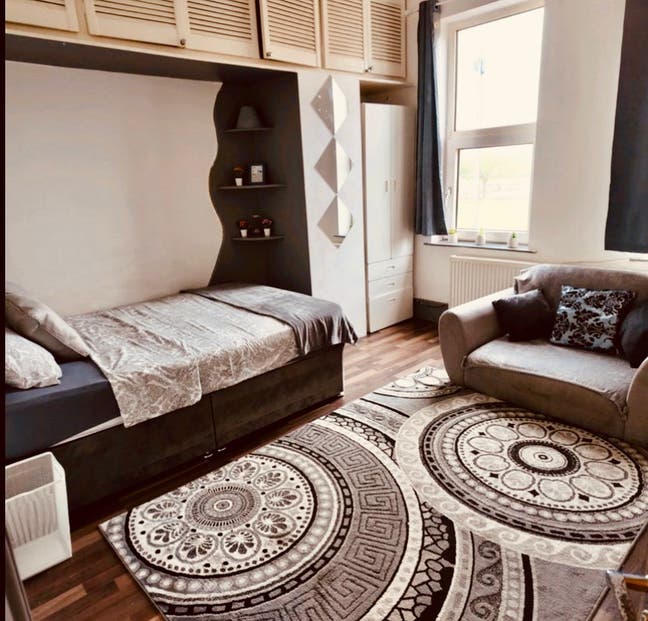 Large Open Double- Vibrant & Great Location✨️ Main Photo