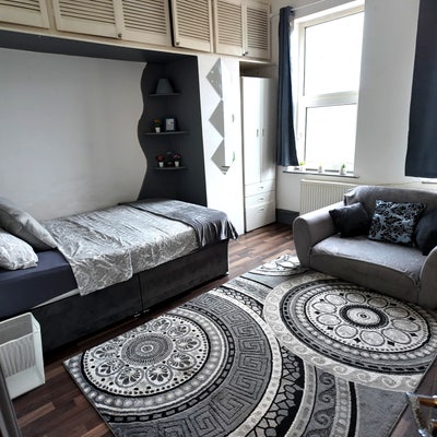 Large Open Double- Vibrant & Great Location✨️ Main Photo