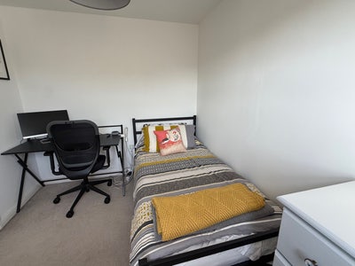 Single room in quiet household  Main Photo