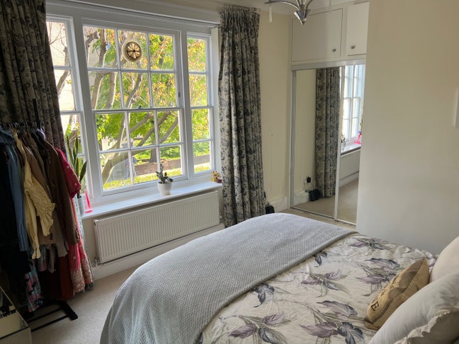 Bright, airy en-suite in great location Main Photo