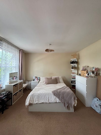 Master bedroom in a 3-bed maisonette Main Photo