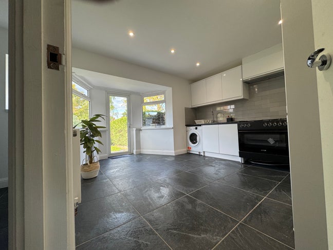 6 rooms available in newly decorated house Main Photo