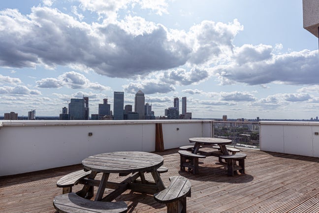 Modern Built Double Room in Shared Flat – E14 Main Photo