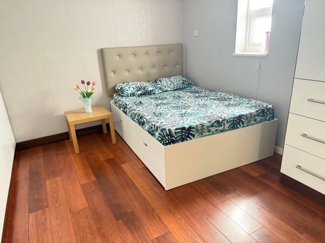 En-Suite Room with Parking /All Bills Included Main Photo