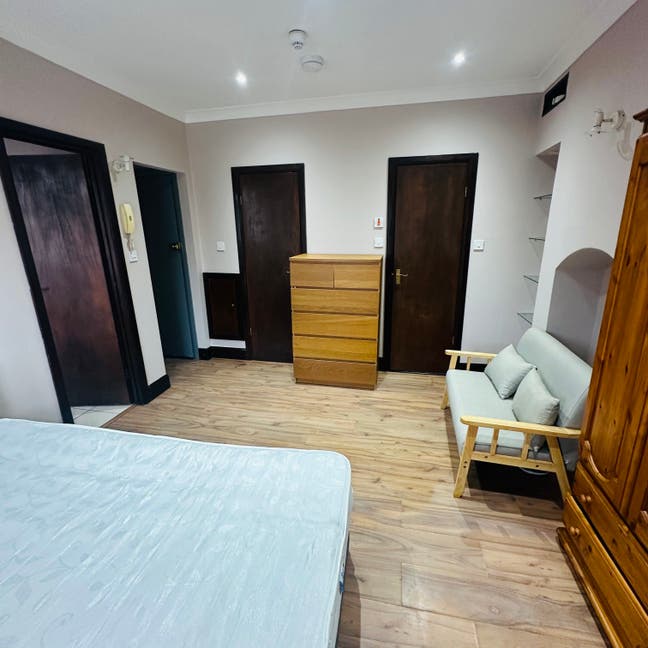 Studio flat - Self Contained- Furnished  Main Photo