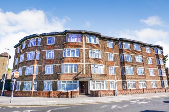 Refurbished 2 bedroom Flat in Leytonstone E11 Main Photo