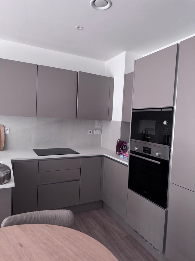 Modern 1 bed apartment in Hayes- GYM, TV room etc Main Photo