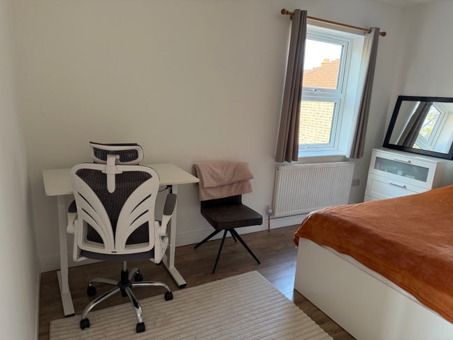 Large Room-4 min Elisabeth Line/Weekly Considered Main Photo