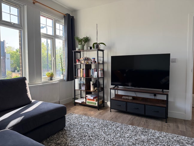 Large Room-4 min Elisabeth Line/Weekly Considered Main Photo