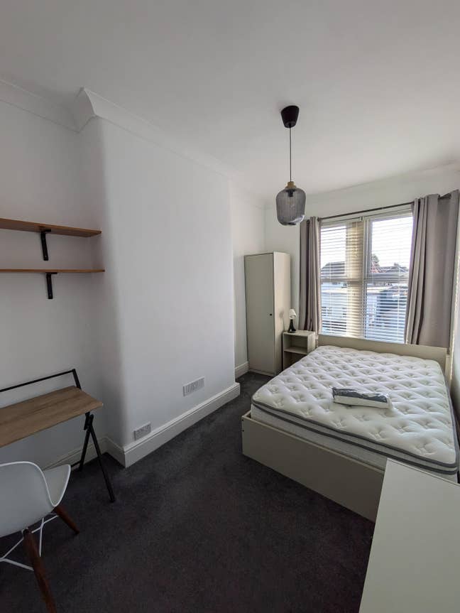 Spacious Double Room in shared victorian house Main Photo
