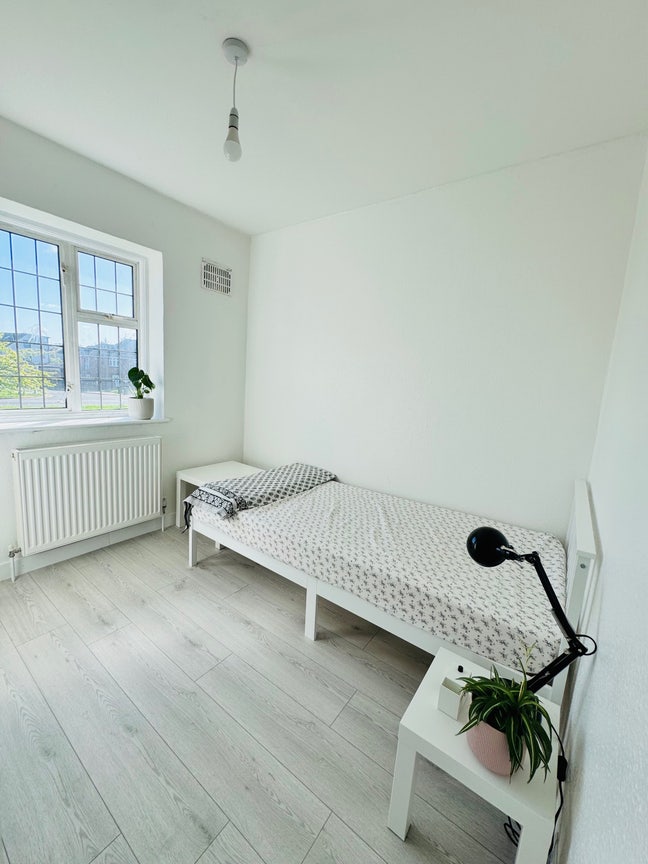 Big Single Room Close to Kingsbury Tube Station  Main Photo