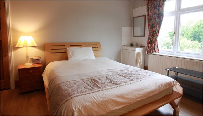 Large double room close to Cheam station  Main Photo