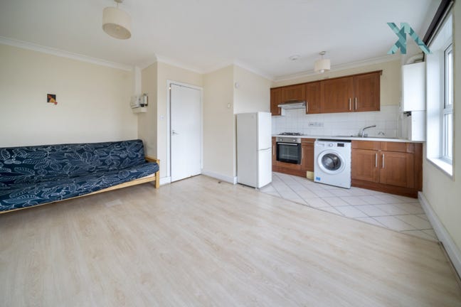 Top Floor Three bedroom flat with two living room  Main Photo