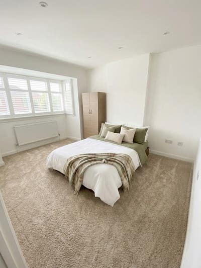 Large Room | Couples Welcome &pound;880/980 Main Photo