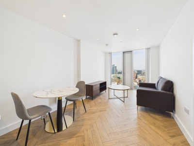 Luxury Furnished 1 Bed Apartment at One Port St  Main Photo